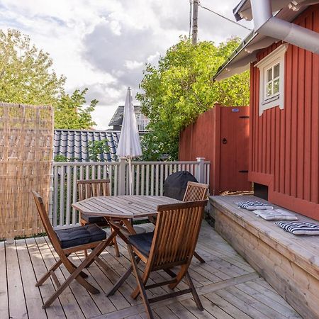 Small Red House In Central Vaxholm Exterior photo