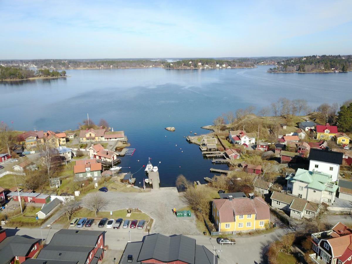 Small Red House In Central Vaxholm Exterior photo